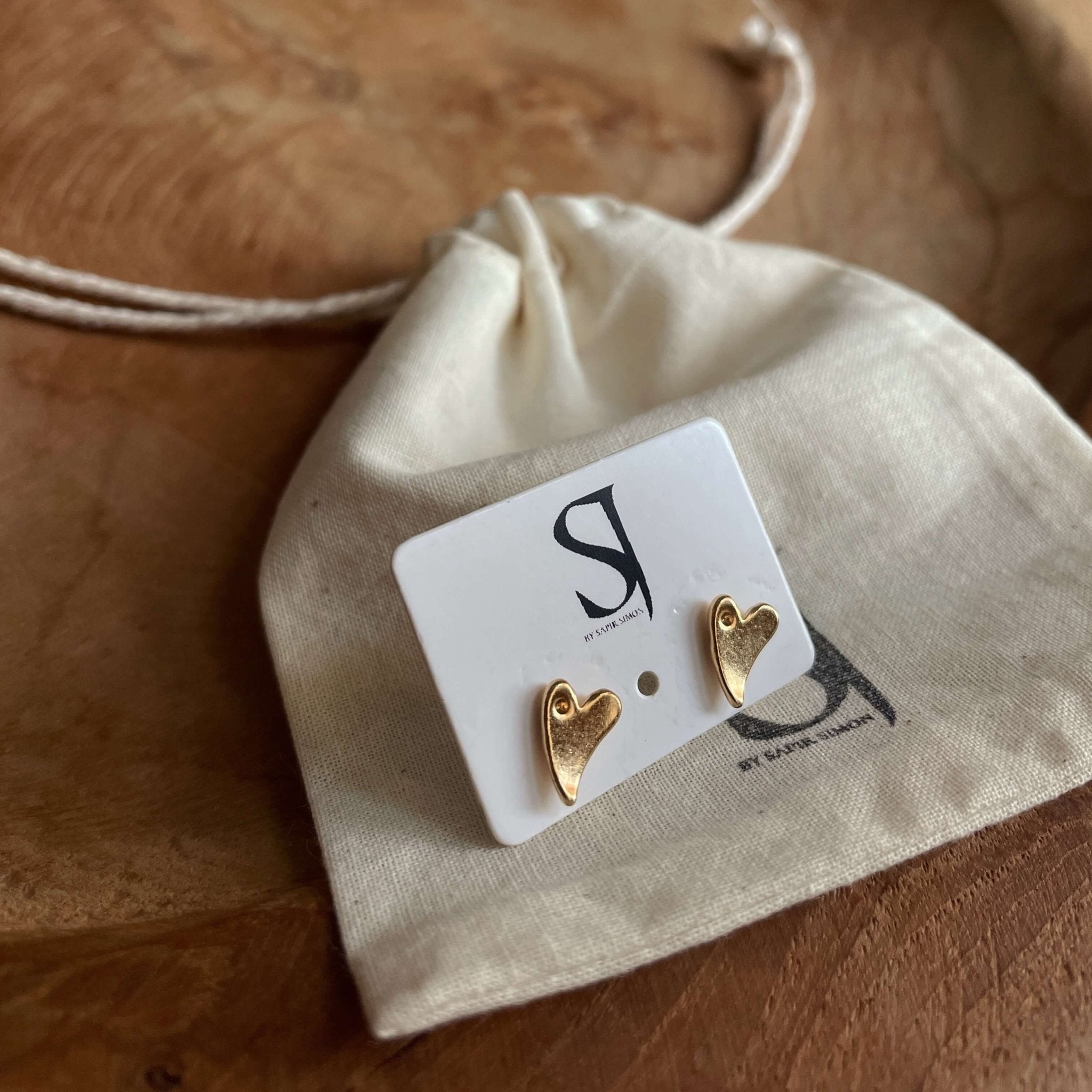 עגילי לב צמודים - SAPIRZ Jewelry